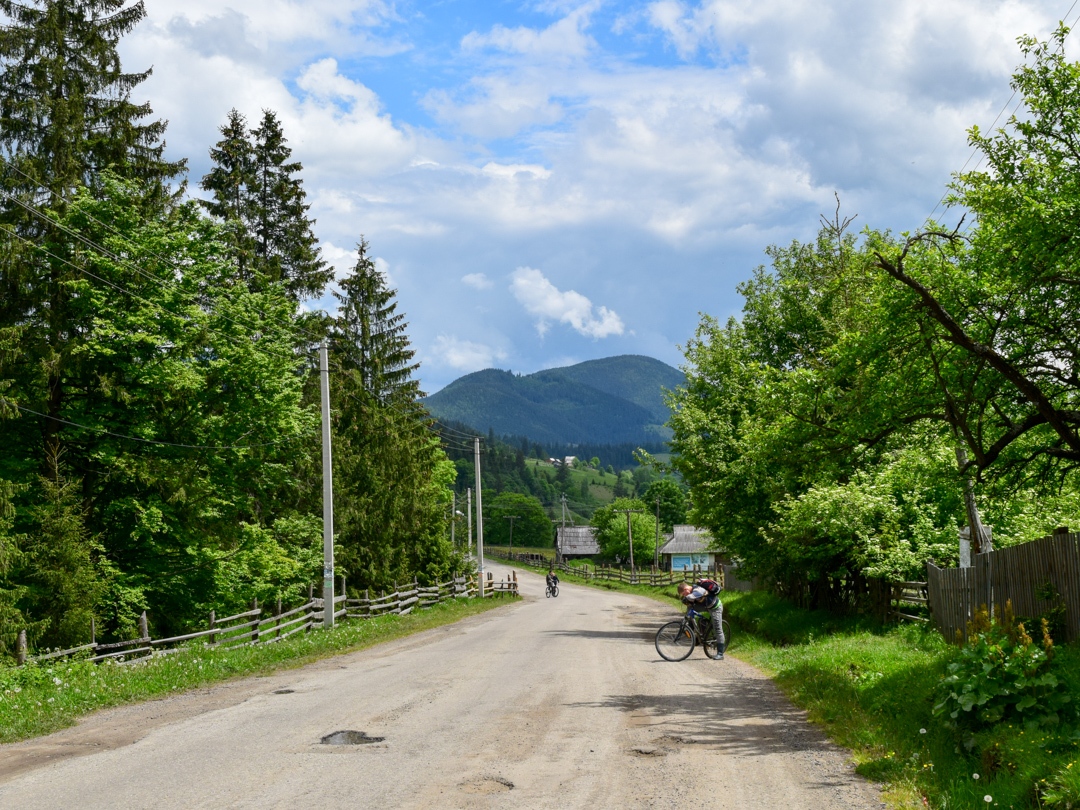 В горном селе. Улица на фоне горы