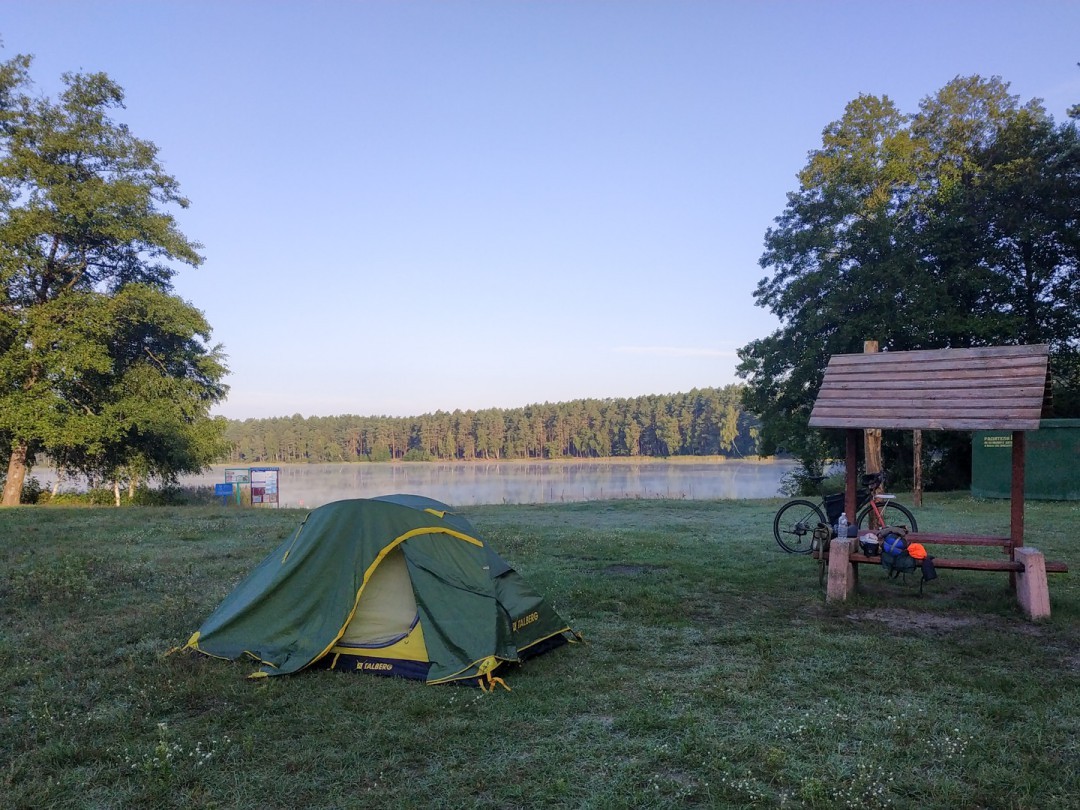 Палтка и велосипед на берегу озера Белое