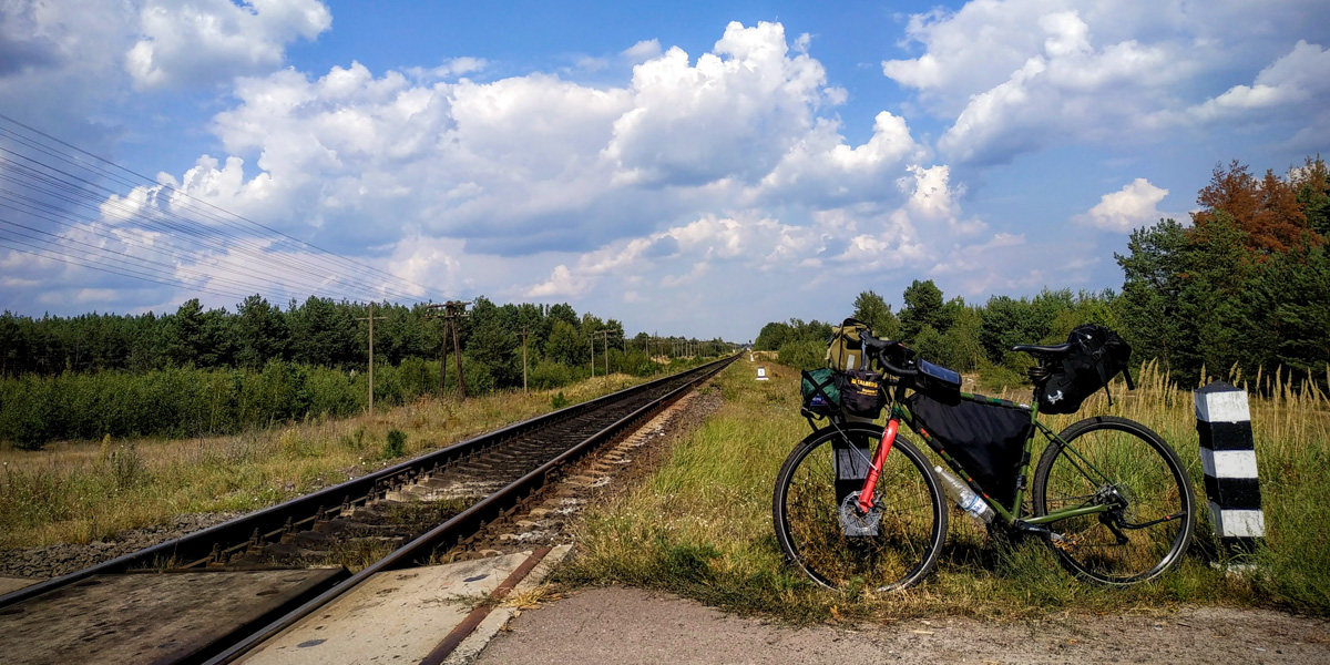 Фото велосипеда на железнодорожном пути